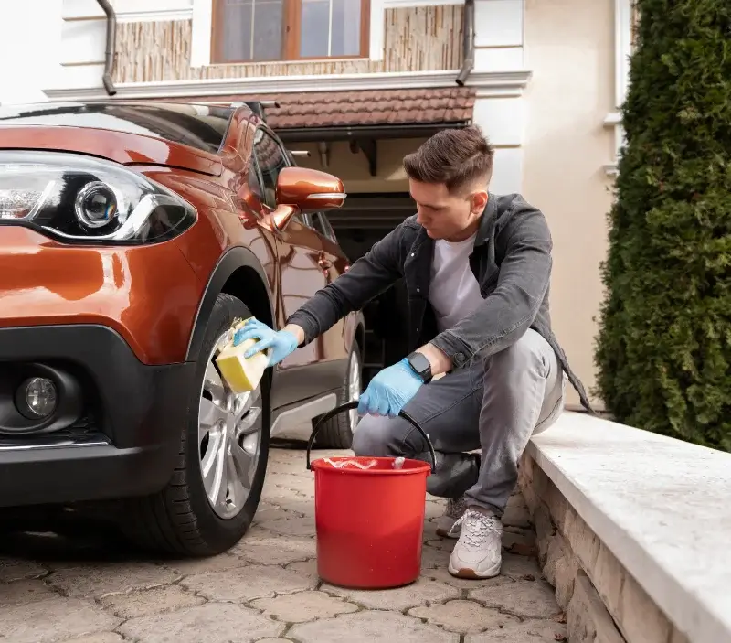 Lavage auto à domicile Charny-le-Bachot : professionnel intervenant sur un véhicule